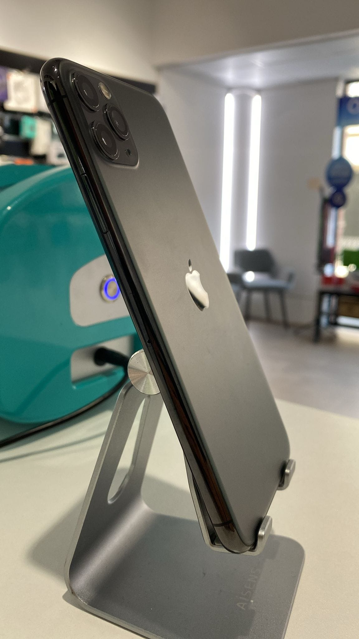 IPhone 11 Pro Max reacondicionado - 256GB Gris espacial - 1 año de garantía - Imagen 4