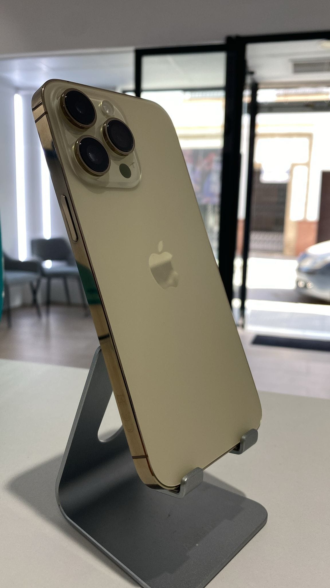 Iphone 14 Pro Max Dorado Reacondicionado / 128GB / 1 año de garantía - Imagen 3
